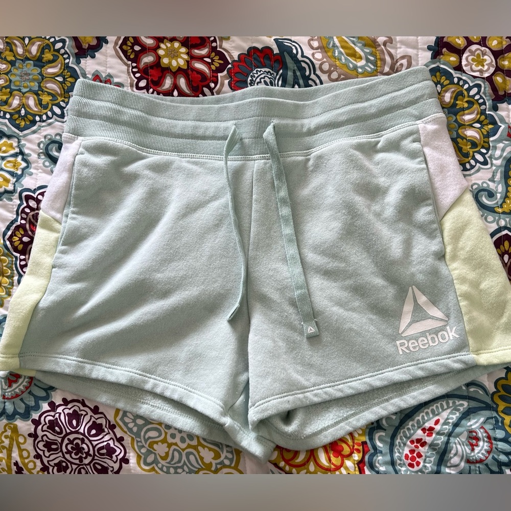 Reebok Mint Green Colorblock Shorts size L women Relaxed Athletic Pockets B44